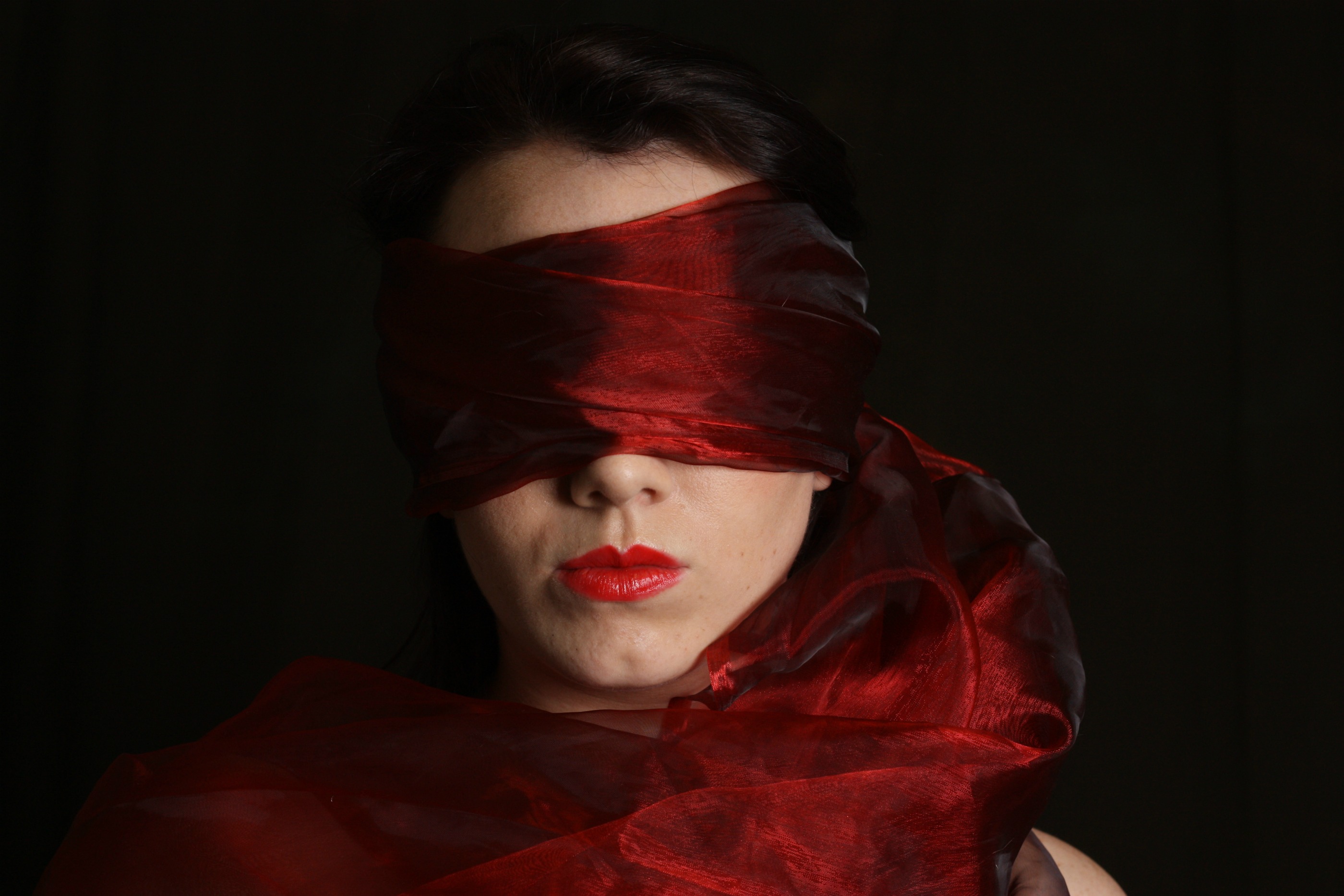 Рыжая жена с повязкой на глазах дает мужу раком в спальне
