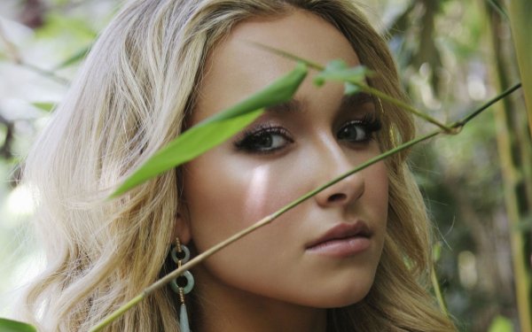 Celebrity - hayden panettiere Wallpapers and Backgrounds
