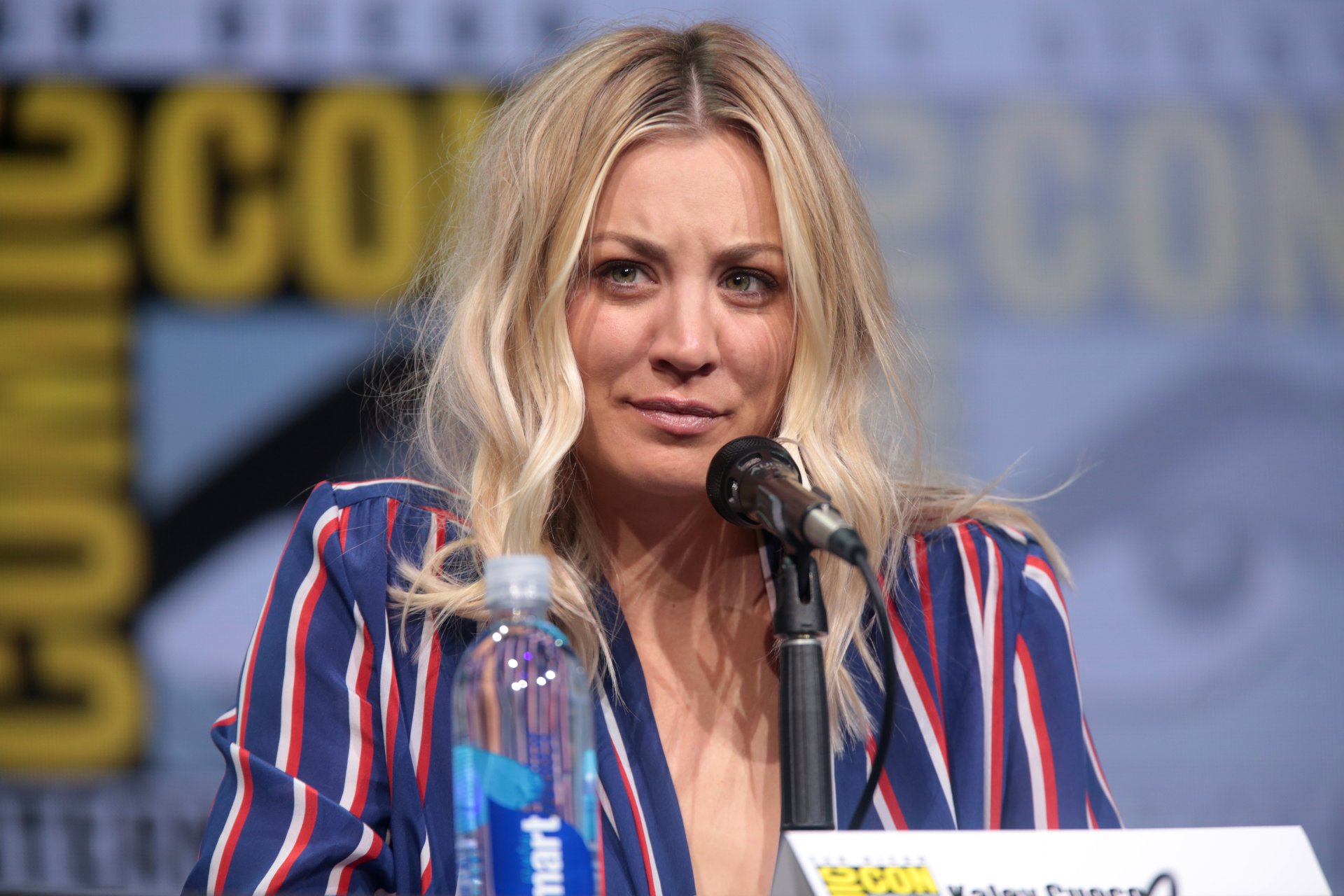 Download Comic Con Celebrity Kaley Cuoco 4k Ultra HD Wallpaper