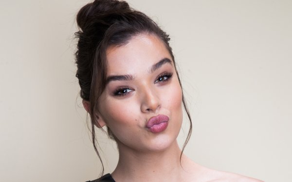 Celebrity Hailee Steinfeld American Actress Singer Brunette Brown Eyes HD Wallpaper | Background Image