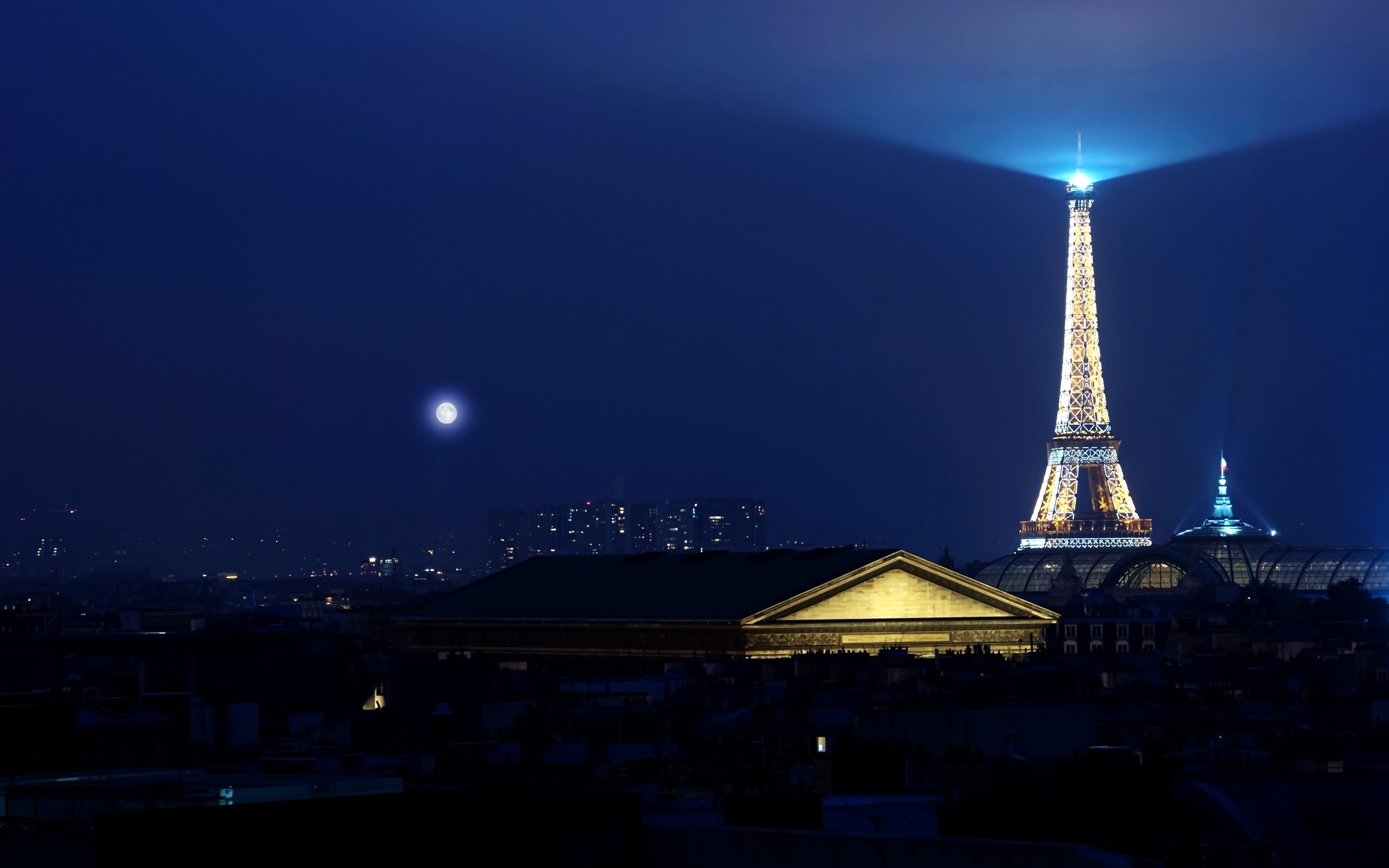 Eiffel Tower illuminated at night, a stunning monument in Paris, France.