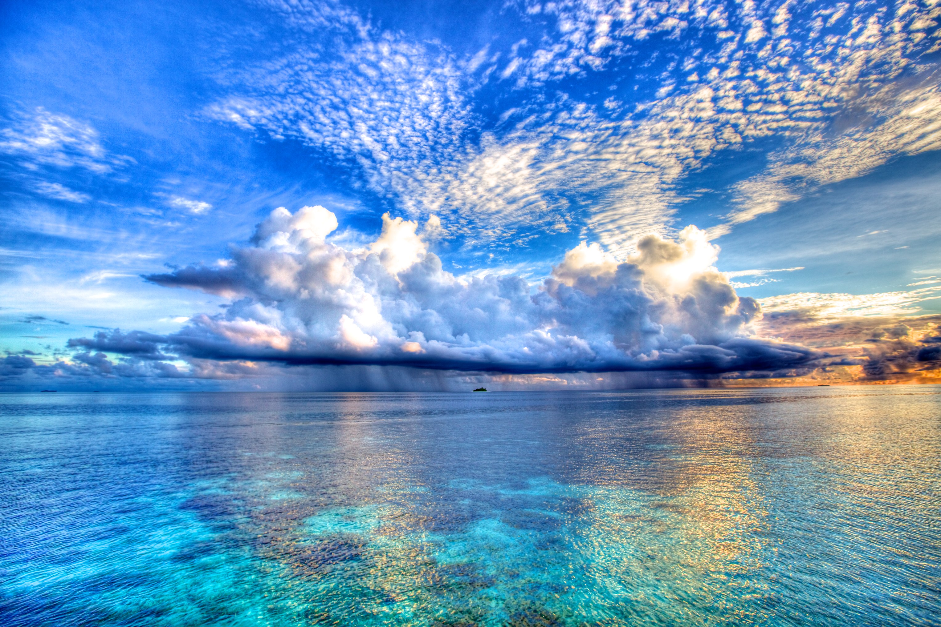 Paradise: HD desktop wallpaper with beautiful Maldives horizon, cloud, water, and sky.
