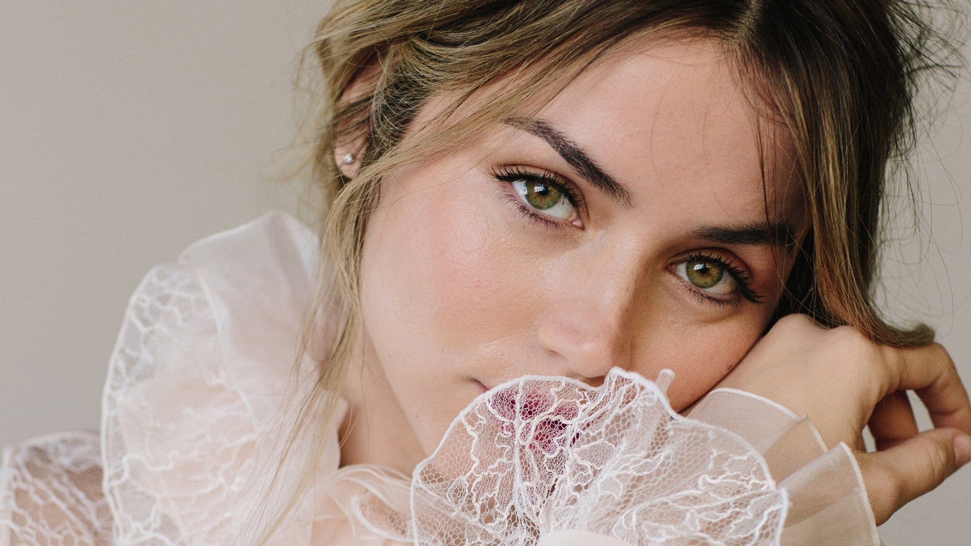 Download Stare Green Eyes Face Cuban Actress Celebrity Ana De Armas Hd Wallpaper 0494