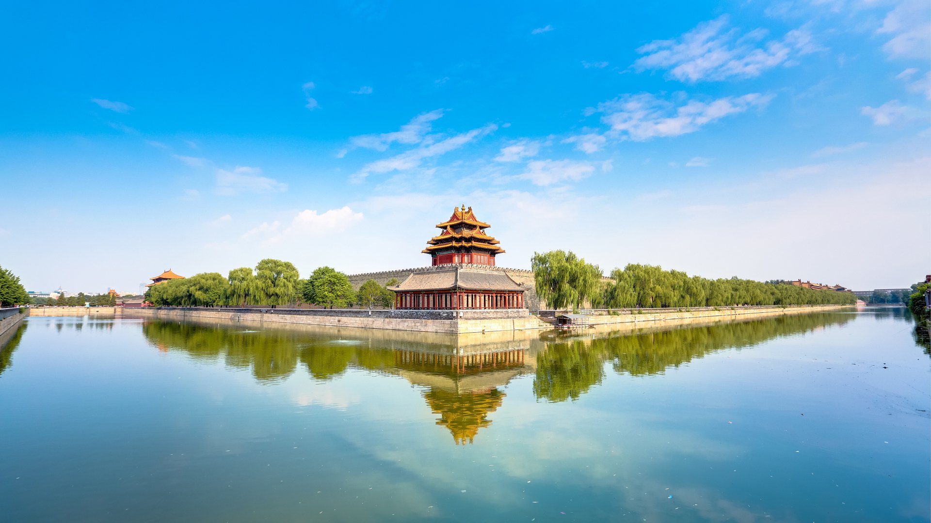 4K Ultra HD image of the Tongzi River lake reflecting a pagoda at the Palace Museum in the Forbidden City under a clear blue sky.