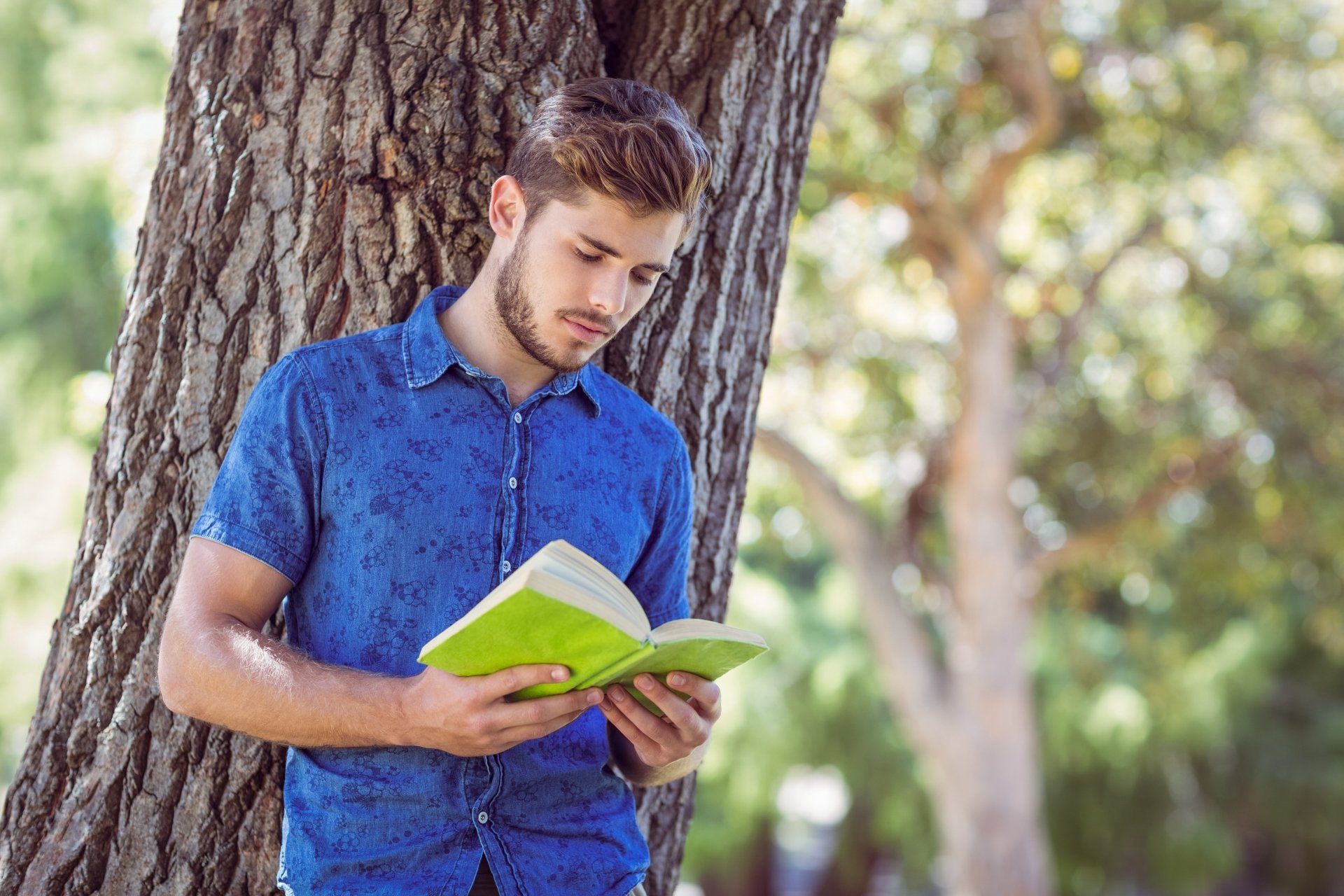 Download Depth Of Field Reading Book Man Model 4k Ultra HD Wallpaper