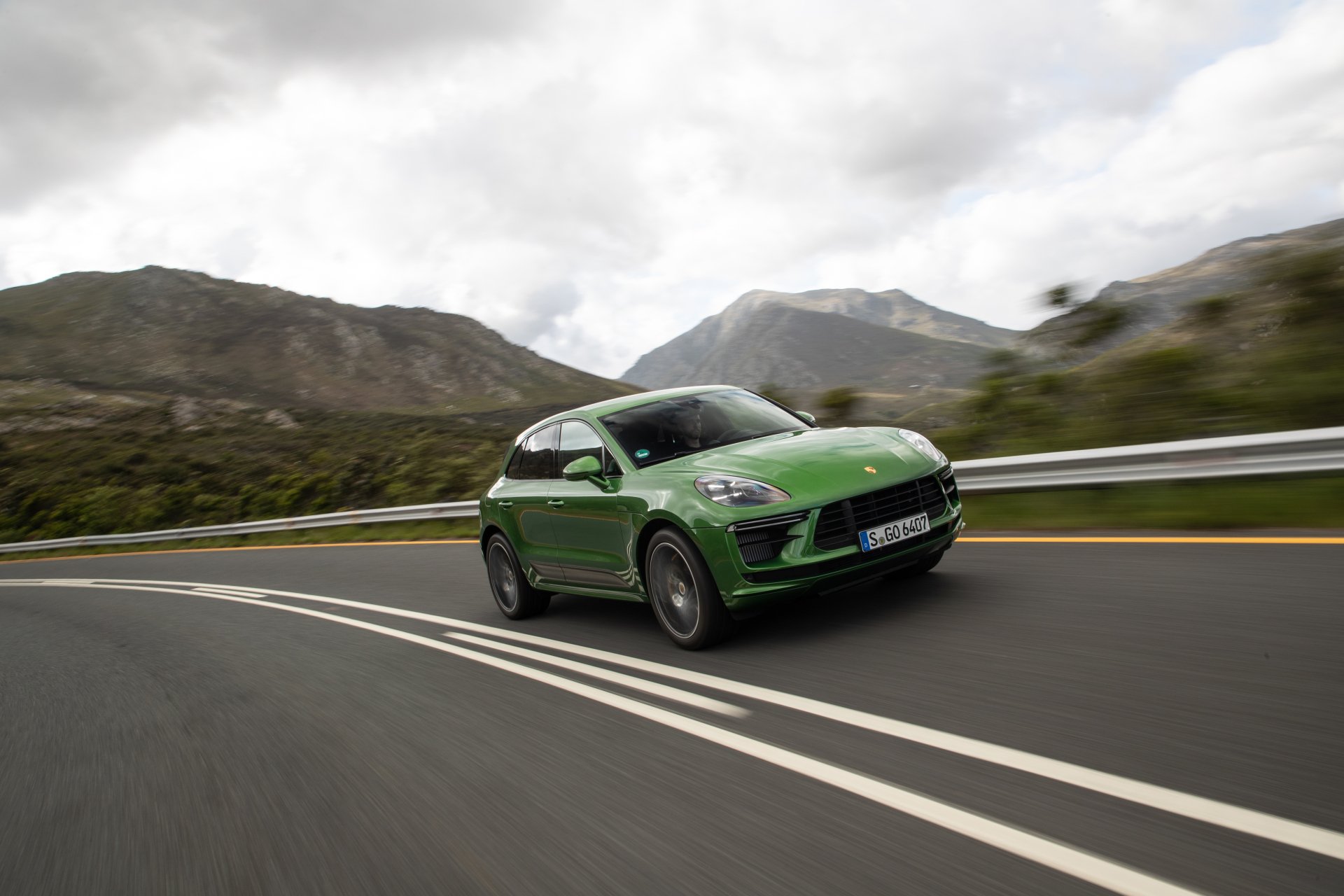 Download SUV Green Car Car Porsche Porsche Macan Vehicle Porsche Macan Turbo 4k Ultra HD Wallpaper