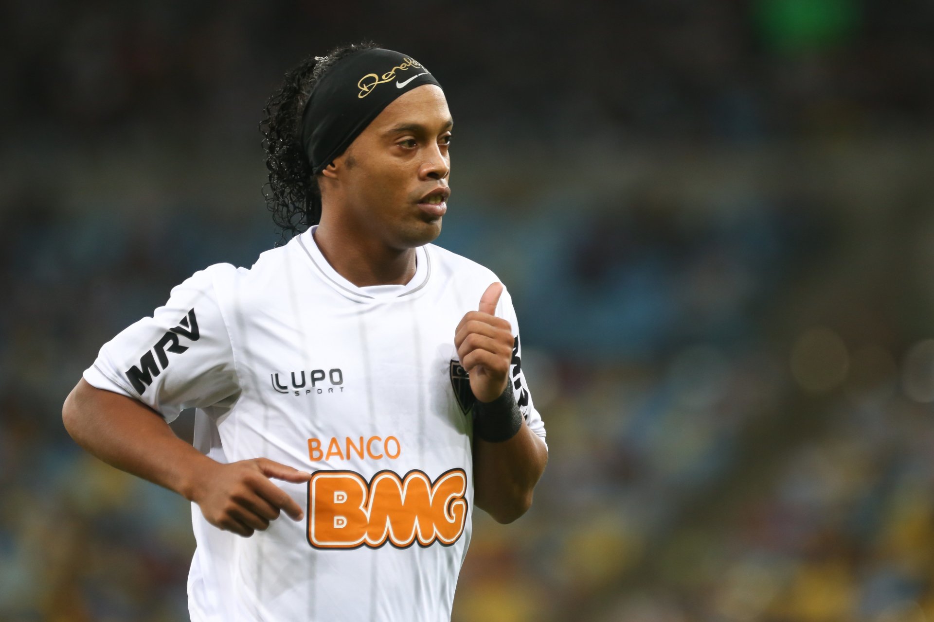 Download Brazilian Soccer Ronaldinho Sports HD Wallpaper
