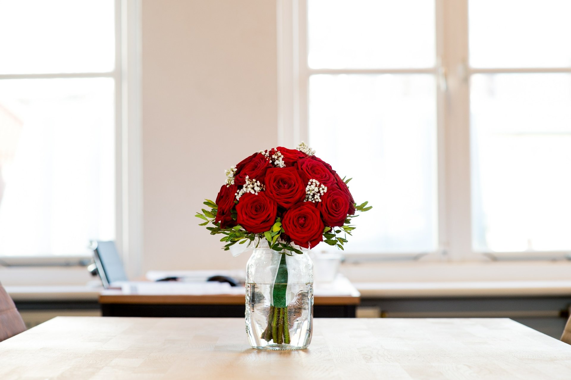 4K Ultra HD PC desktop wallpaper and background: man-made red rose flower bouquet in a glass vase on a table before bright windows.