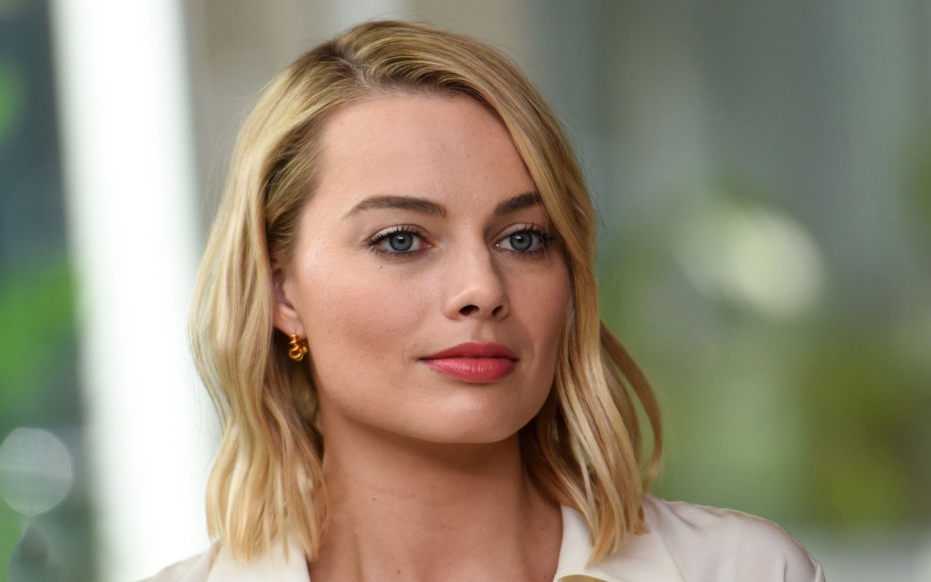 Download Blue Eyes Lipstick Face Blonde Actress Celebrity Margot Robbie Hd Wallpaper