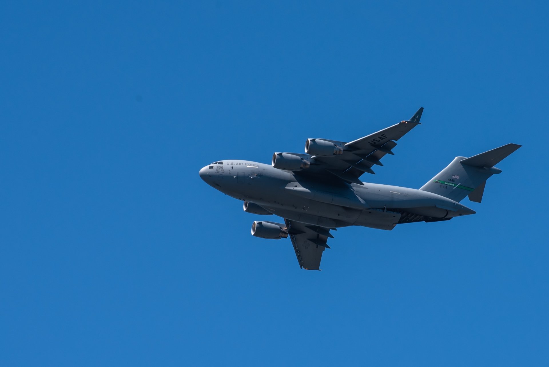 Boeing C-17 Globemaster III military transport aircraft (Boeing warplane) flying against a clear blue sky — 2K Quad HD PC desktop wallpaper.