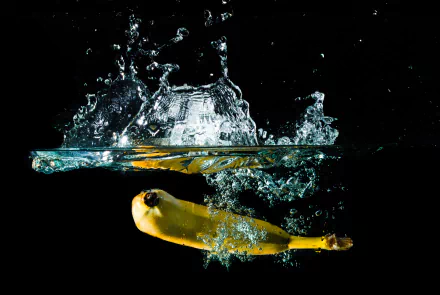 4K Ultra HD PC desktop wallpaper: banana (food) plunging through water, dramatic splash and bubbles against a black background.