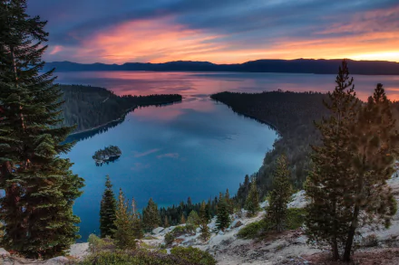 A stunning 4K Ultra HD view of Tahoe Lake at sunset, nestled in the Sierra Nevada, USA, showcasing vibrant skies and serene natural landscape.