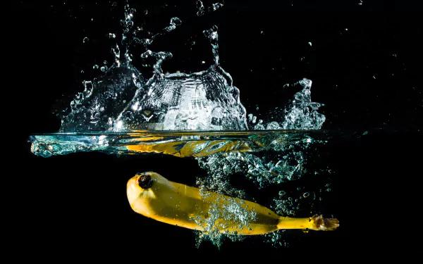 4K Ultra HD PC desktop wallpaper: banana (food) plunging through water, dramatic splash and bubbles against a black background.