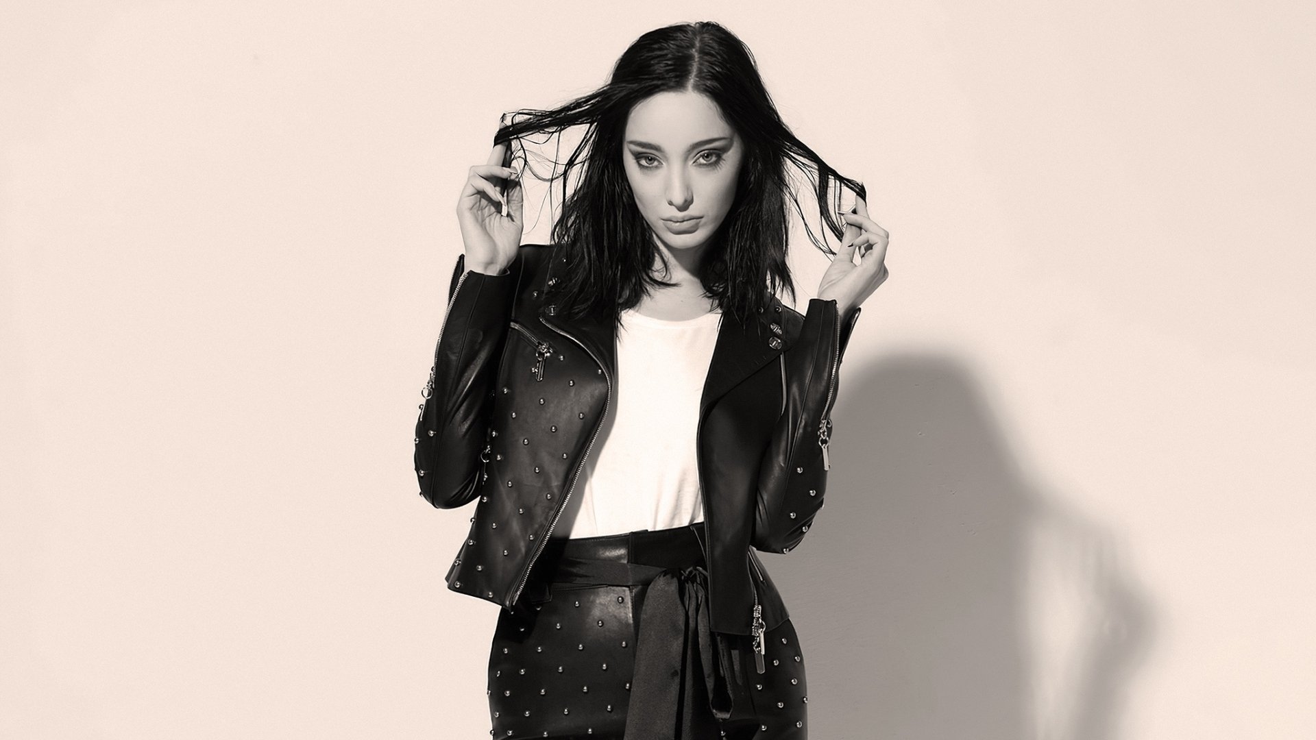 Download Black Hair Jacket Actress Black & White Celebrity Emma Dumont HD Wallpaper