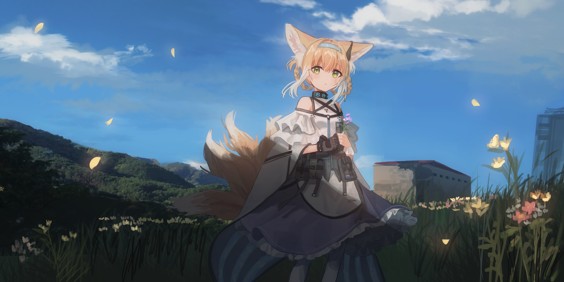 Suzuran from the video game Arknights stands in a sunlit meadow with fox ears and tail, wearing a layered dress, mountains and blue sky behind — 2K Quad HD PC desktop wallpaper.