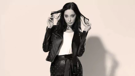 black hair jacket actress Black & White Celebrity Emma Dumont HD Desktop Wallpaper | Background Image