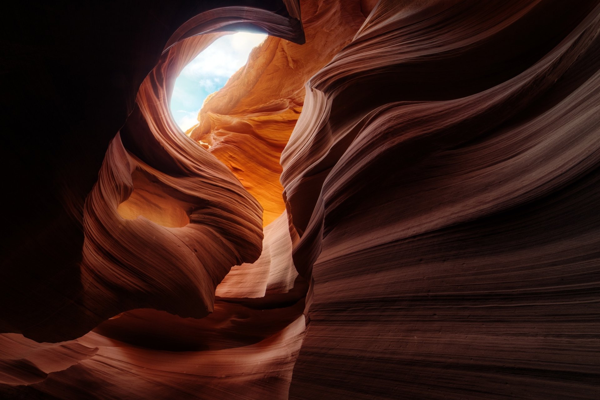 HD desktop wallpaper of Antelope Canyon showcasing smooth, flowing sandstone formations illuminated by natural light, highlighting the stunning beauty of nature.