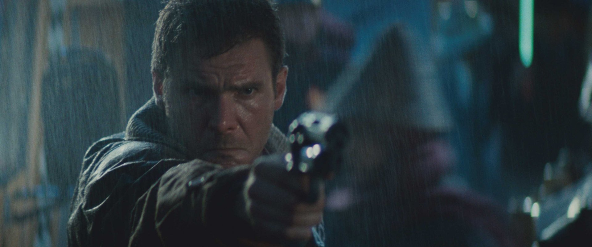 HD PC desktop wallpaper featuring a tense scene from the movie Blade Runner with a man aiming a gun amidst a dark, rainy backdrop.