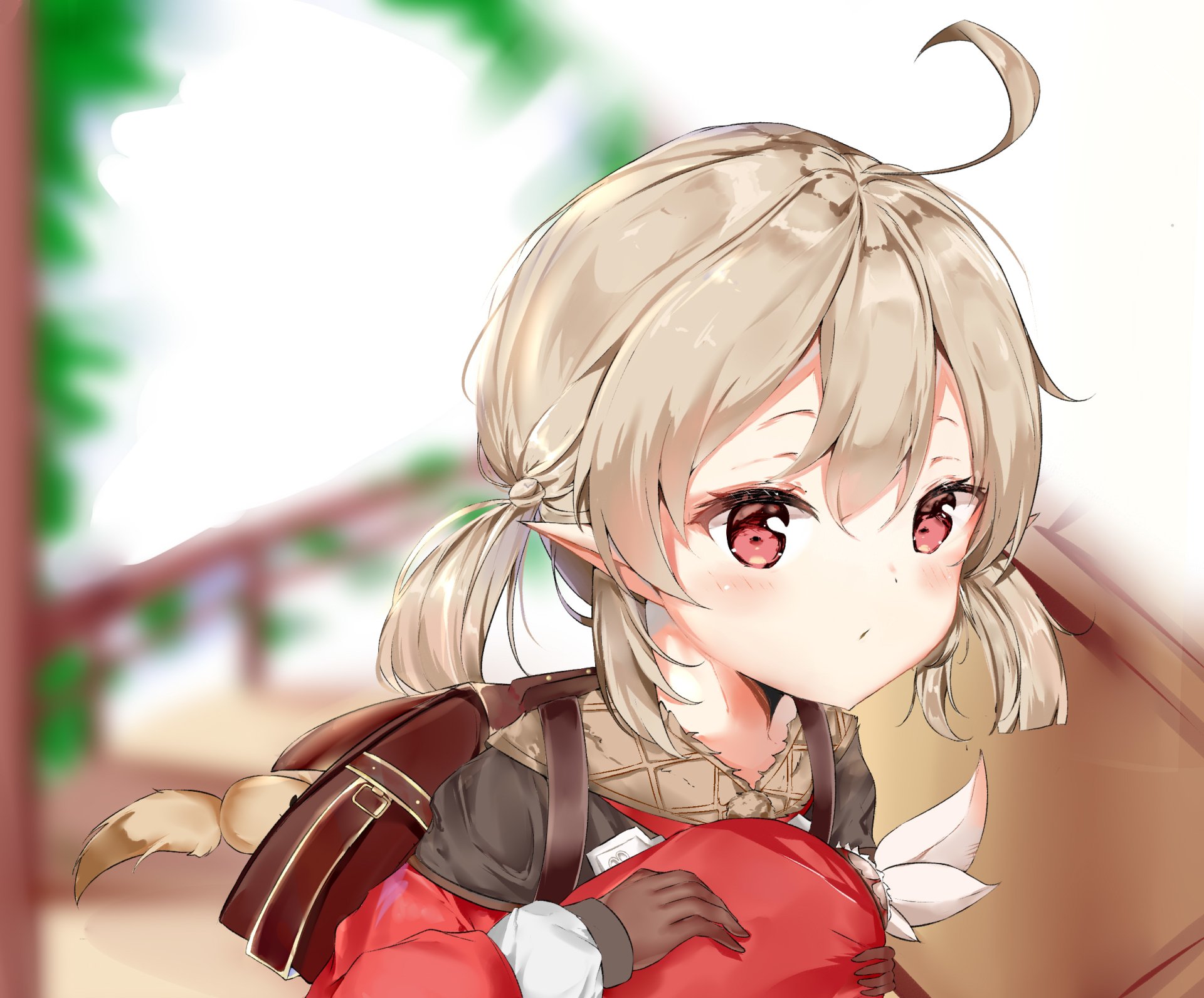 HD desktop wallpaper featuring Klee from Genshin Impact, depicted in a charming close-up with a curious expression.