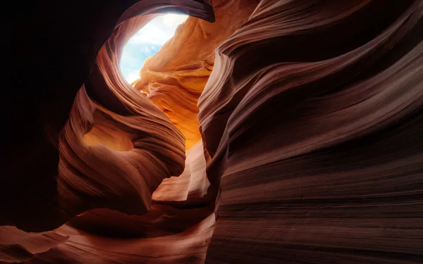 HD desktop wallpaper of Antelope Canyon showcasing smooth, flowing sandstone formations illuminated by natural light, highlighting the stunning beauty of nature.