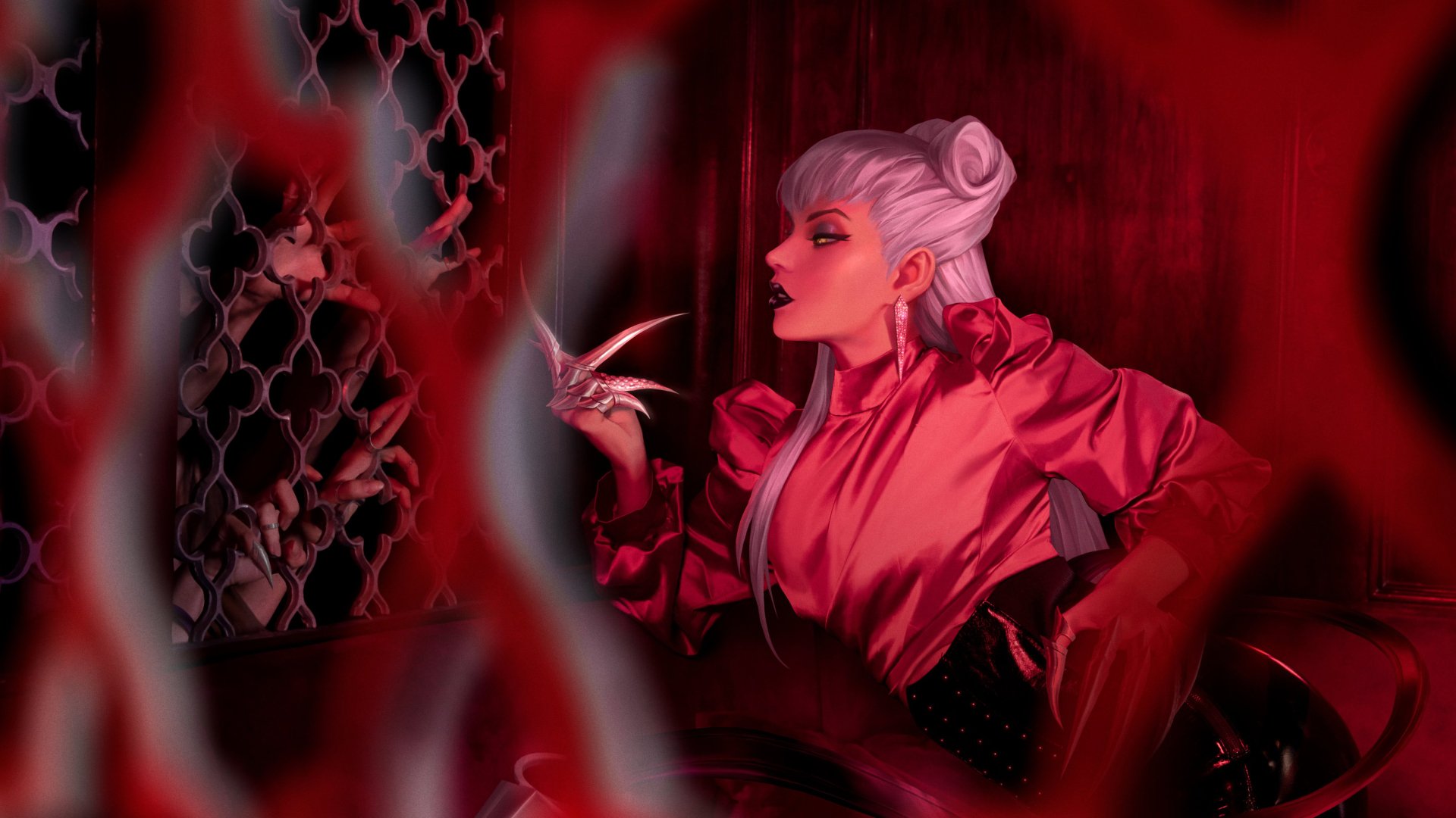 Evelynn from League of Legends’ K/DA, showcased in a striking red outfit, detailed 4K Ultra HD wallpaper for PC desktop background.