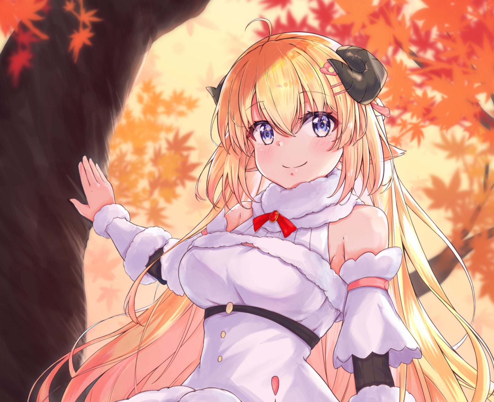 Tsunomaki Watame (hololive) anime VTuber portrait — blonde with black sheep-horn accessory, cozy white outfit against warm autumn leaves. 2K Quad HD PC desktop wallpaper.