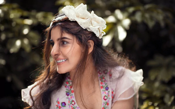 Bollywood actress Indian hair face model smile woman Isha Talwar HD Desktop Wallpaper | Background Image