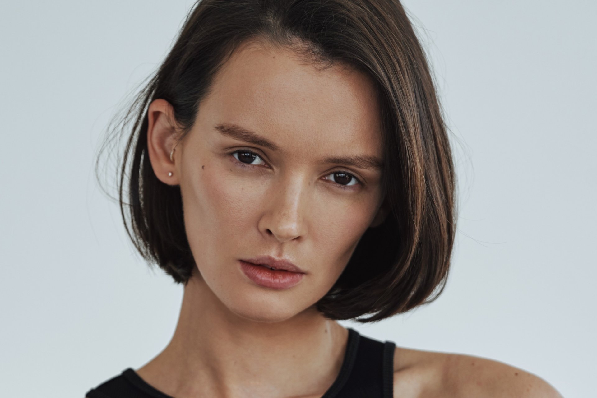 Download Actress Russian Short Hair Brown Eyes Brunette Face Woman Paulina Andreeva HD Wallpaper