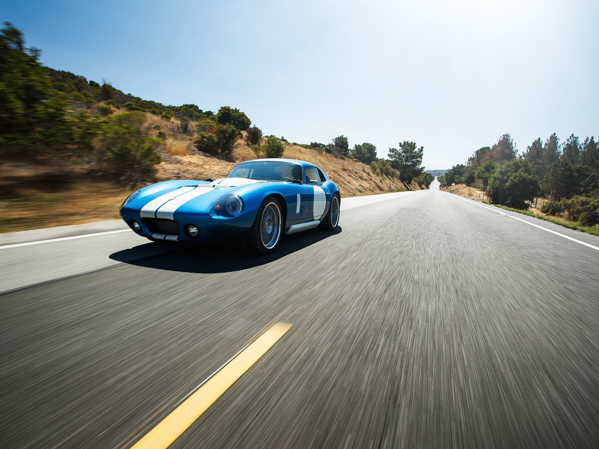 Машина на ходу. Renovo Coupe. Спорткар 500 mph. Американский электро суперкар. Sport Electro car в скорости.