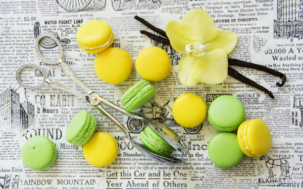 5K Ultra HD PC desktop wallpaper: green and yellow macarons arranged on vintage newspaper with orchid, vanilla beans and antique scissors — food, macaron background.