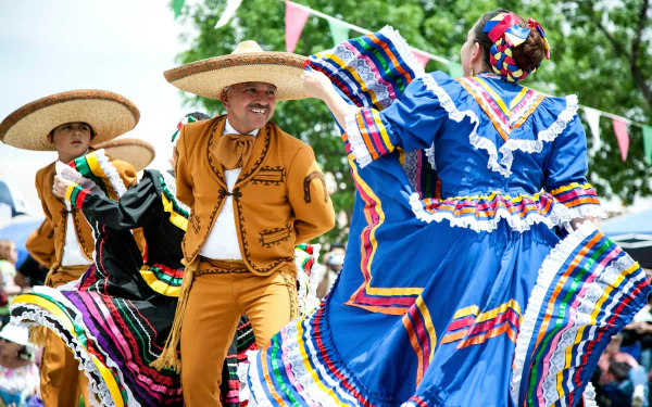 HD wallpaper of vibrant Mexican dancers in traditional attire, perfect for a desktop background.