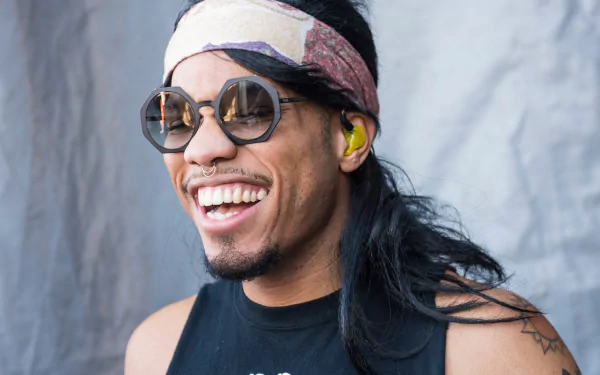 HD desktop wallpaper featuring a smiling Anderson .Paak in sunglasses and a headband.