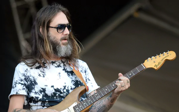 HD wallpaper of Chris Robinson from The Black Crowes performing with a guitar.