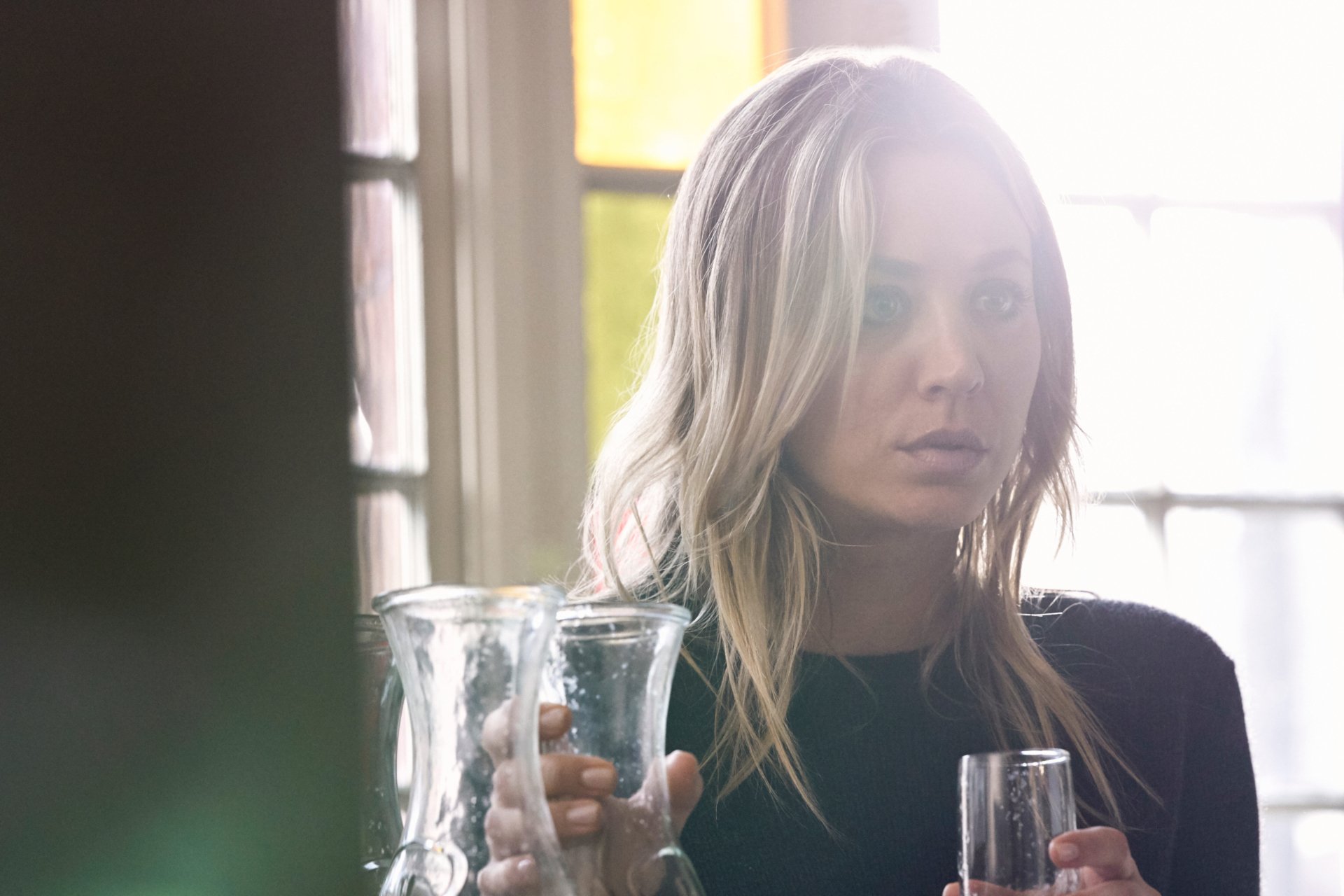 Download Kaley Cuoco TV Show The Flight Attendant HD Wallpaper