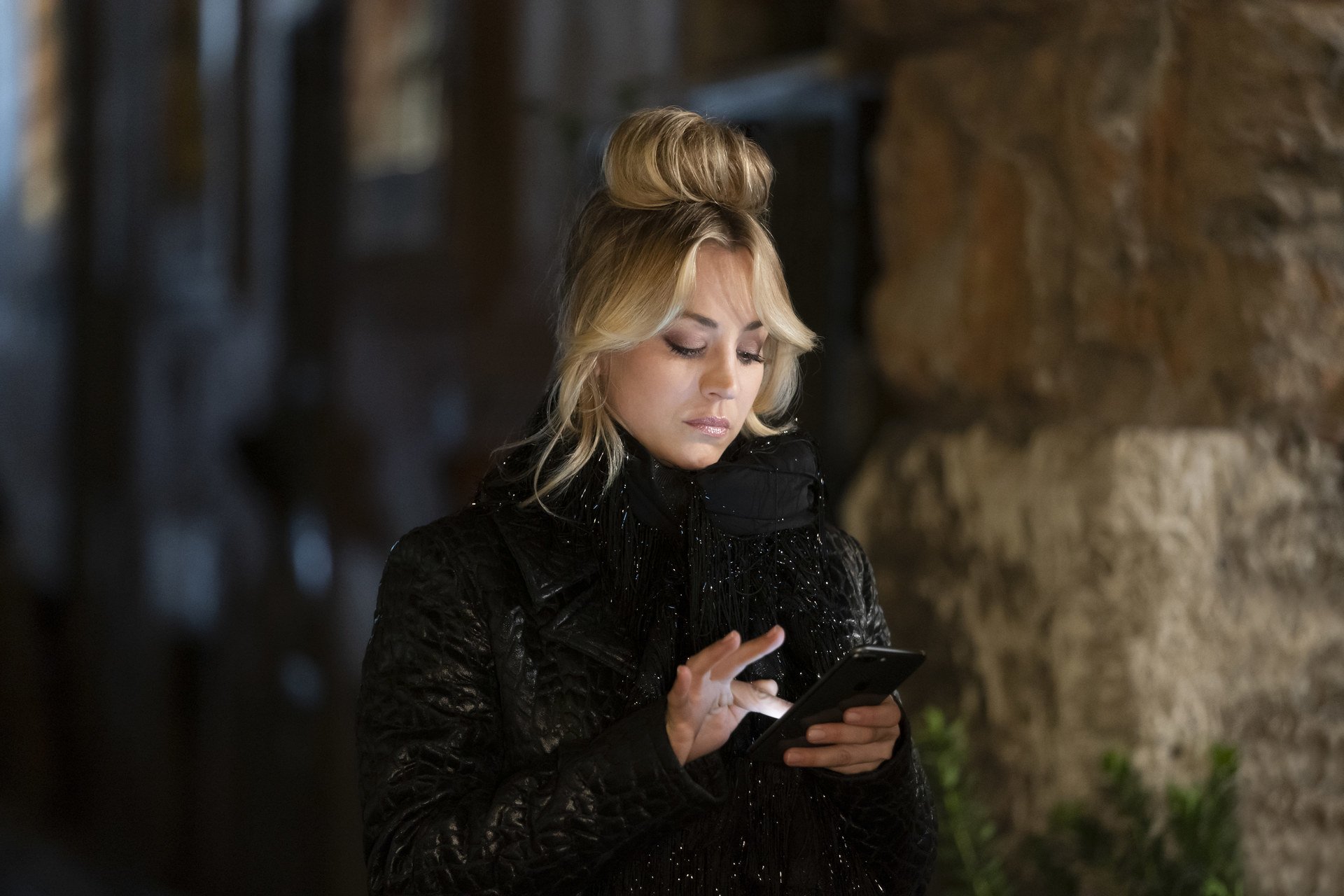 Download Kaley Cuoco TV Show The Flight Attendant HD Wallpaper