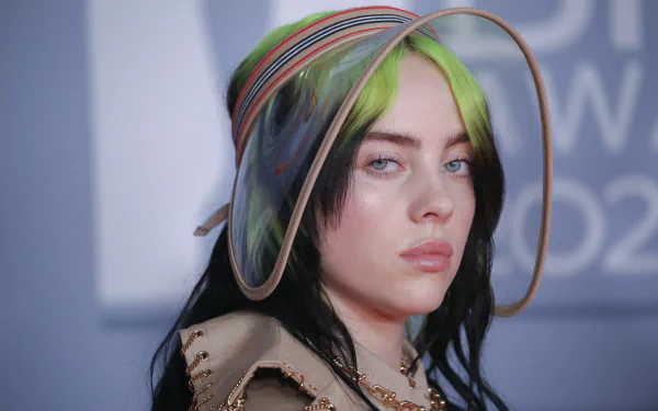 4K Ultra HD PC desktop wallpaper of American singer Billie Eilish with green and black hair, wearing a transparent hat and a neutral expression.