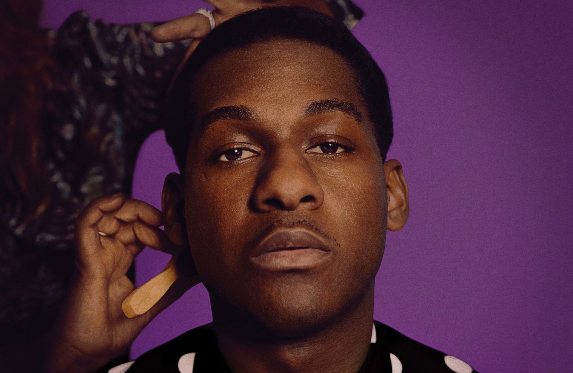 HD wallpaper featuring a portrait of a man against a purple background, tagged as Leon Bridges.