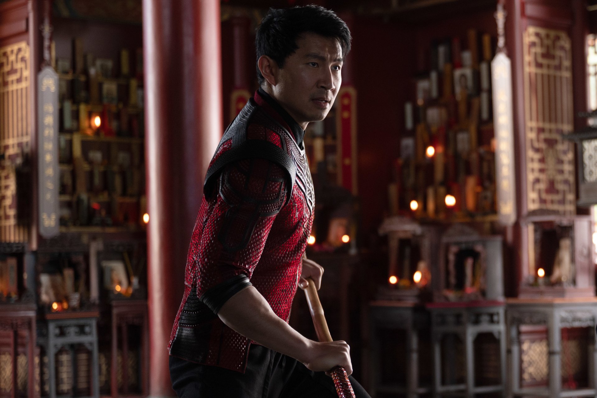 4K Ultra HD desktop wallpaper featuring Simu Liu as Shang-Chi from the movie Shang-Chi and the Legend of the Ten Rings in a detailed, atmospheric temple setting.