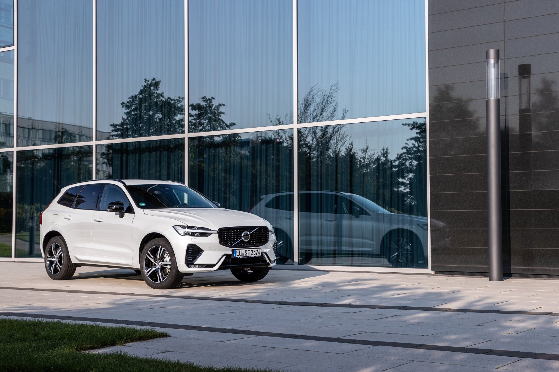 Download SUV Volvo XC60 B5 R-Design Vehicle Volvo XC60 4k Ultra HD Wallpaper