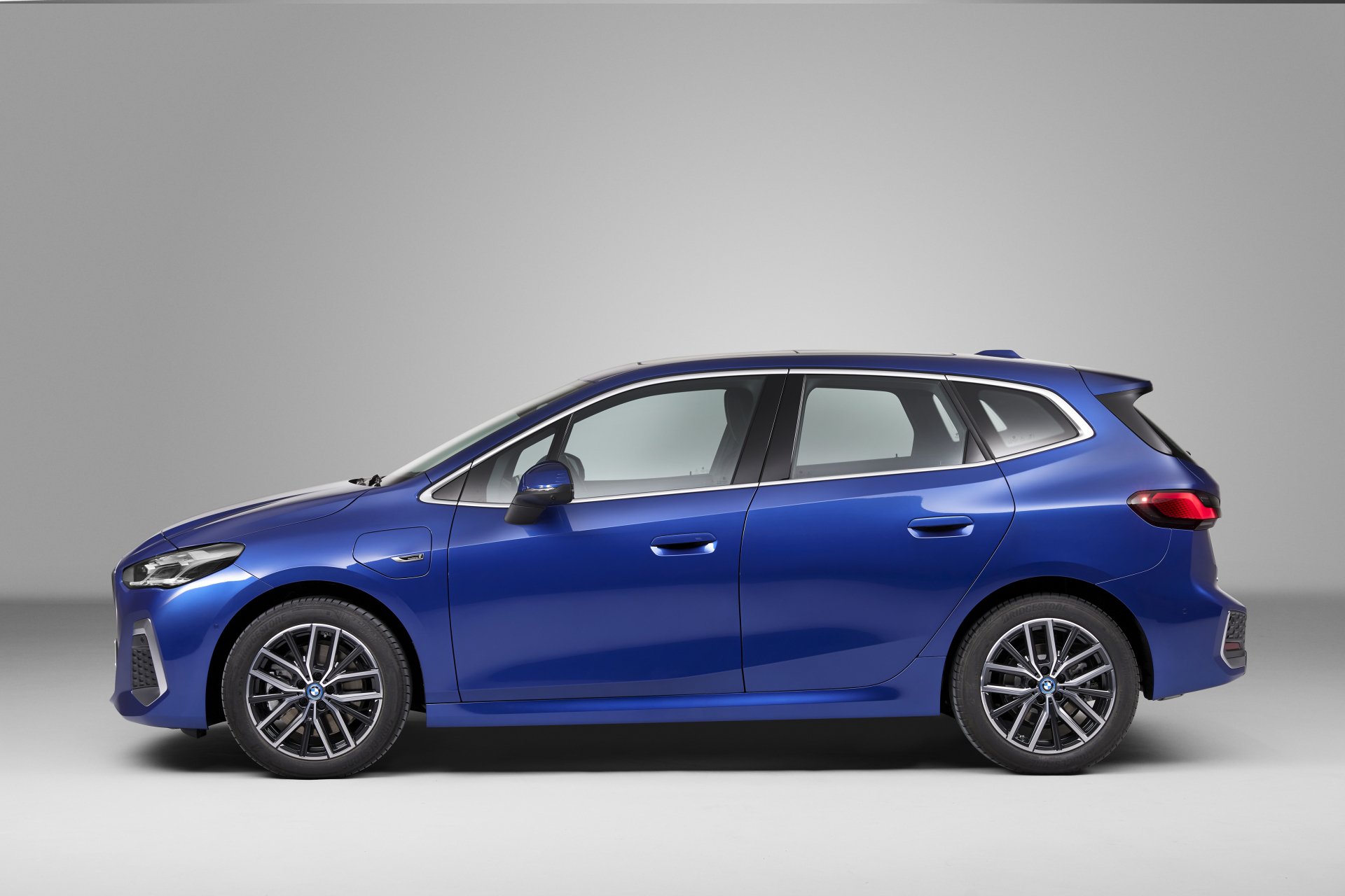 Download Vehicle BMW 230e XDrive Active Tourer M Sport 4k Ultra HD Wallpaper
