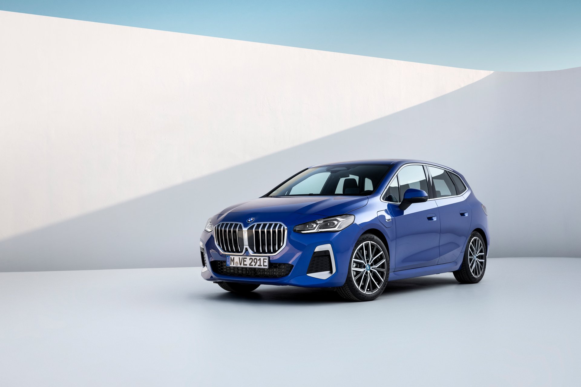 Download Vehicle BMW 230e XDrive Active Tourer M Sport 4k Ultra HD Wallpaper