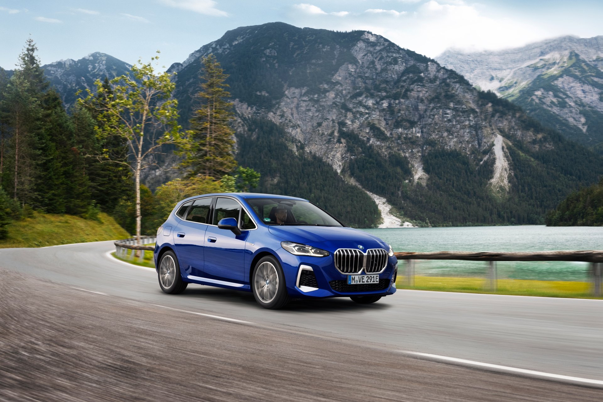 Download Vehicle BMW 230e XDrive Active Tourer M Sport 4k Ultra HD Wallpaper