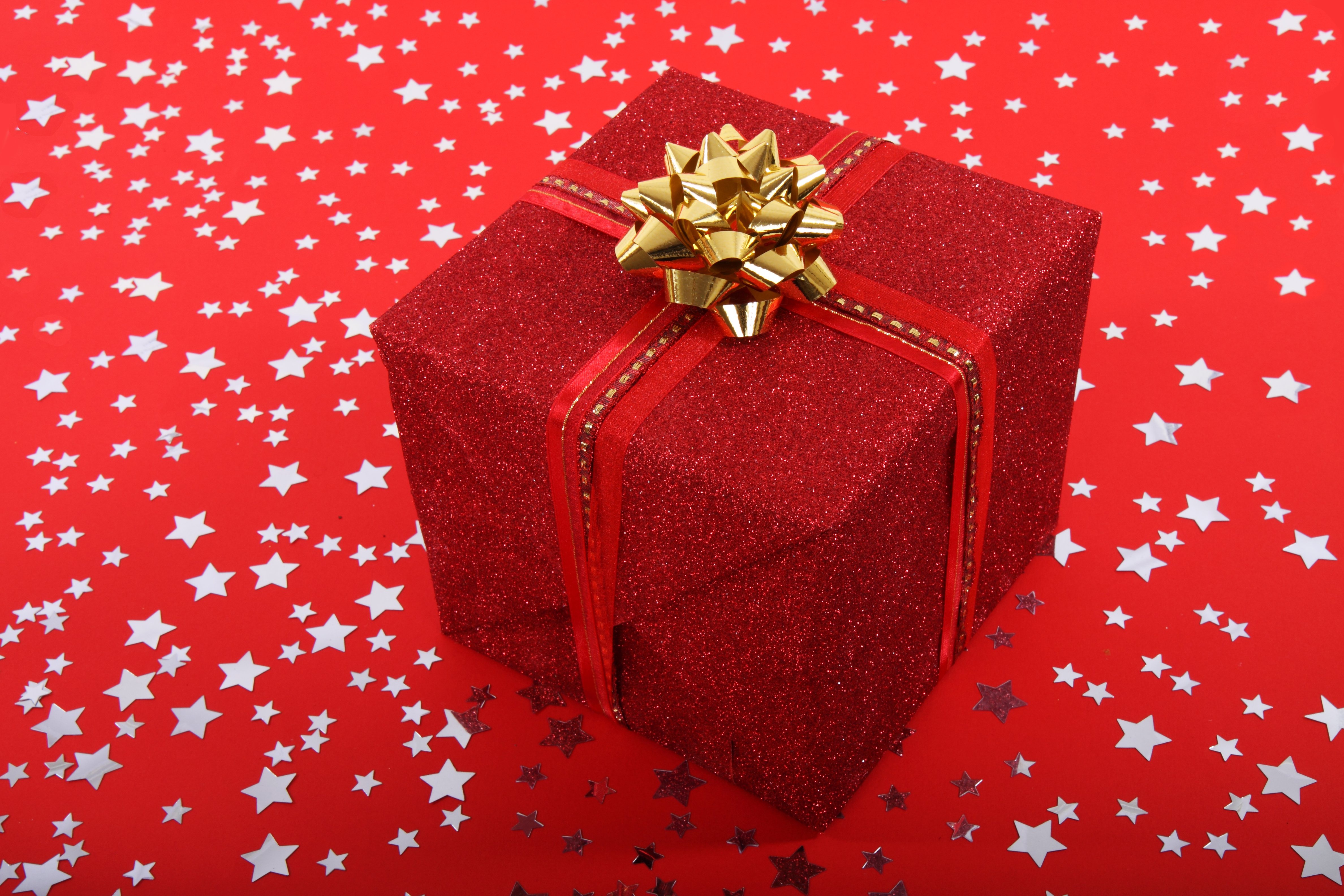 Фон сюрприз. Подарок. Подарочная коробочка. Красивые коробки для подарков. Подарочная коробка красная.