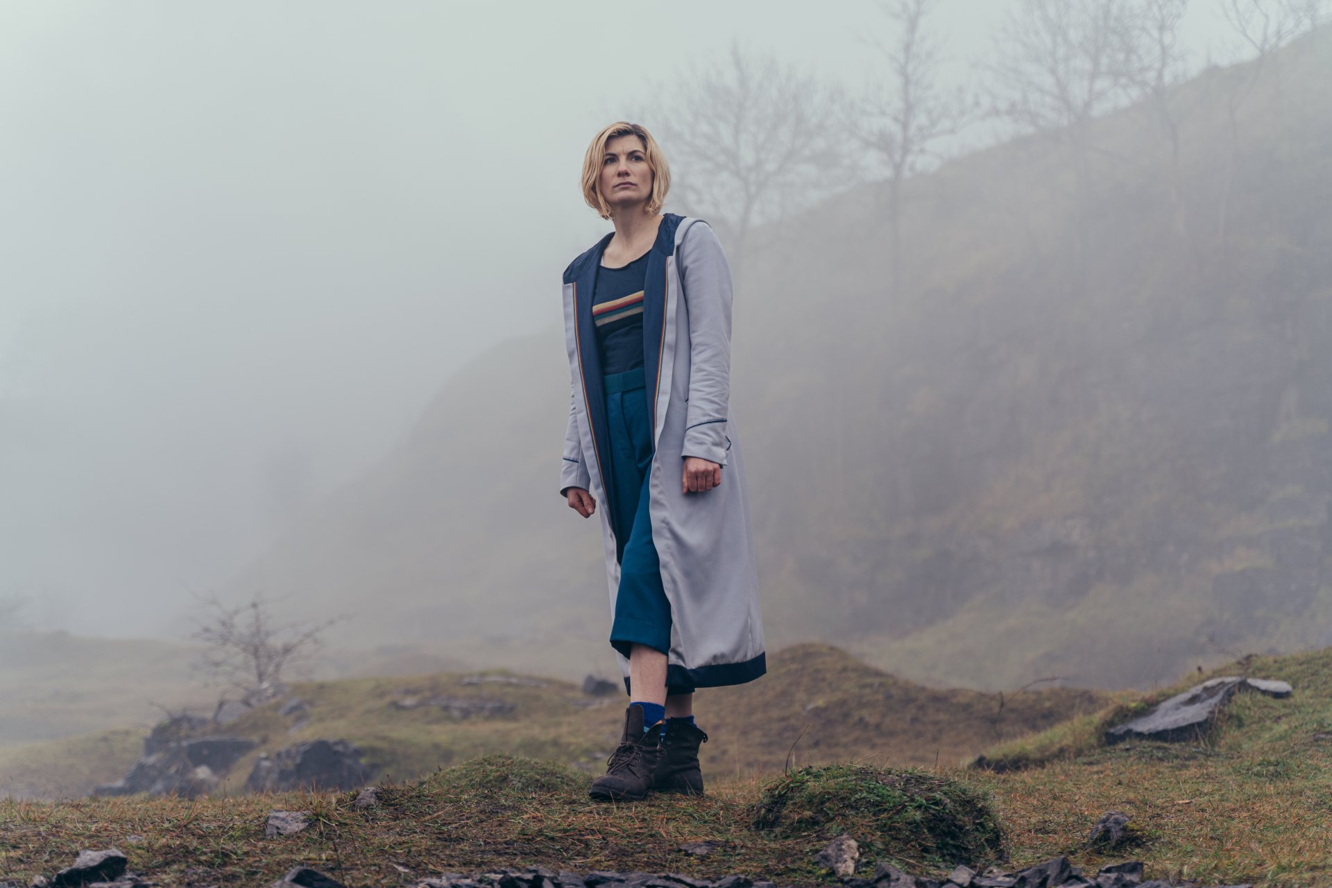 The Thirteenth Doctor, portrayed by Jodie Whittaker in Doctor Who (2005), stands in a foggy, natural landscape, featured in a 4K Ultra HD PC desktop wallpaper.