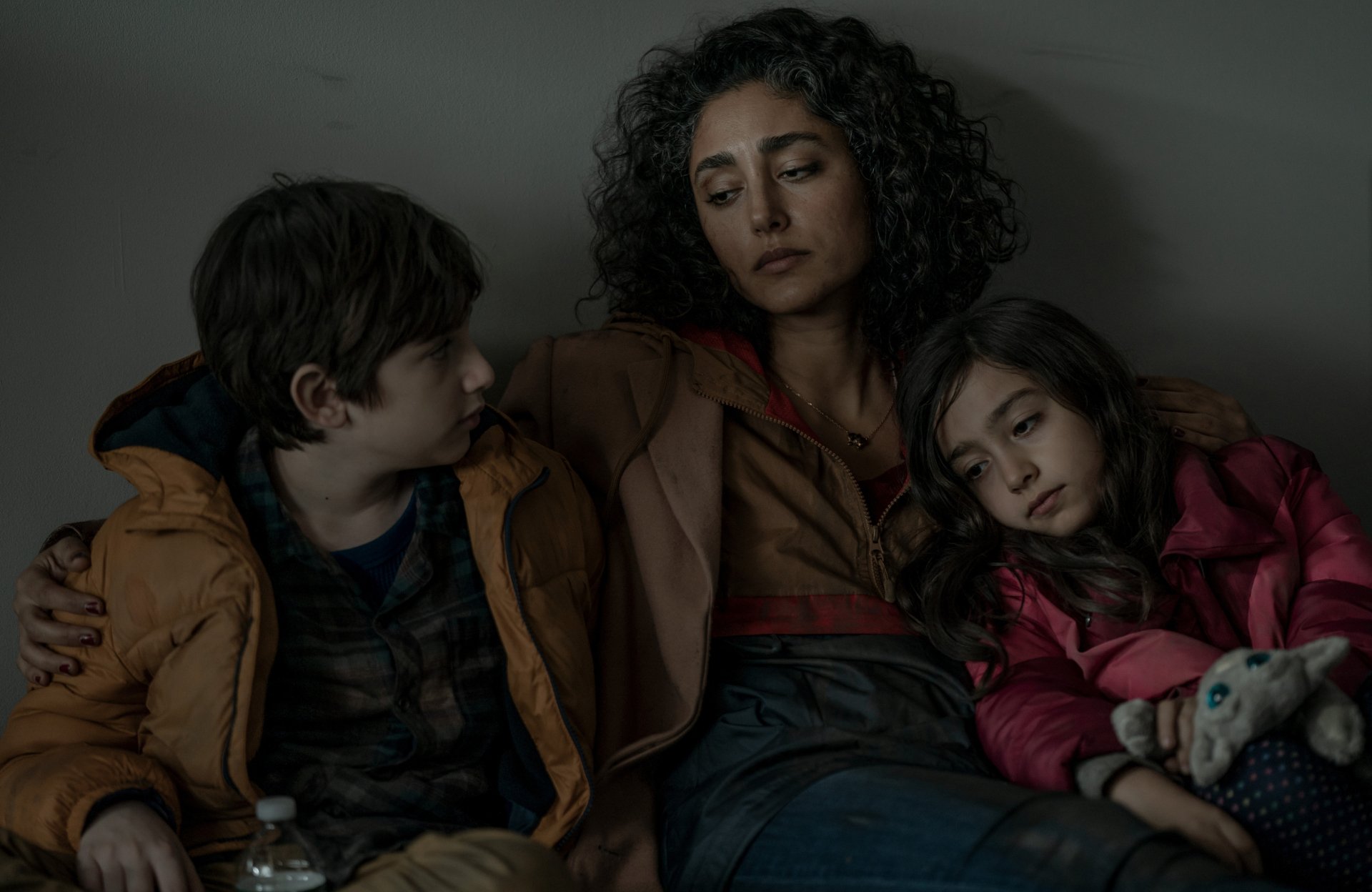 Download Azhy Robertson Tara Moayedi Golshifteh Farahani TV Show Invasion 4k Ultra HD Wallpaper