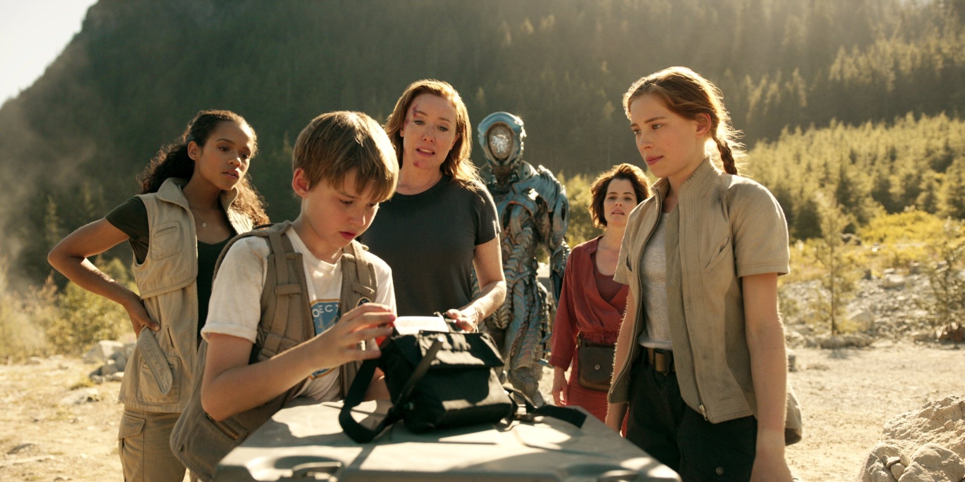 Download Parker Posey Dr. Zachary Smith Maureen Robinson Molly Parker Judy Robinson Taylor Russell Will Robinson Maxwell Jenkins Penny Robinson Mina Sundwall TV Show Lost In Space HD Wallpaper