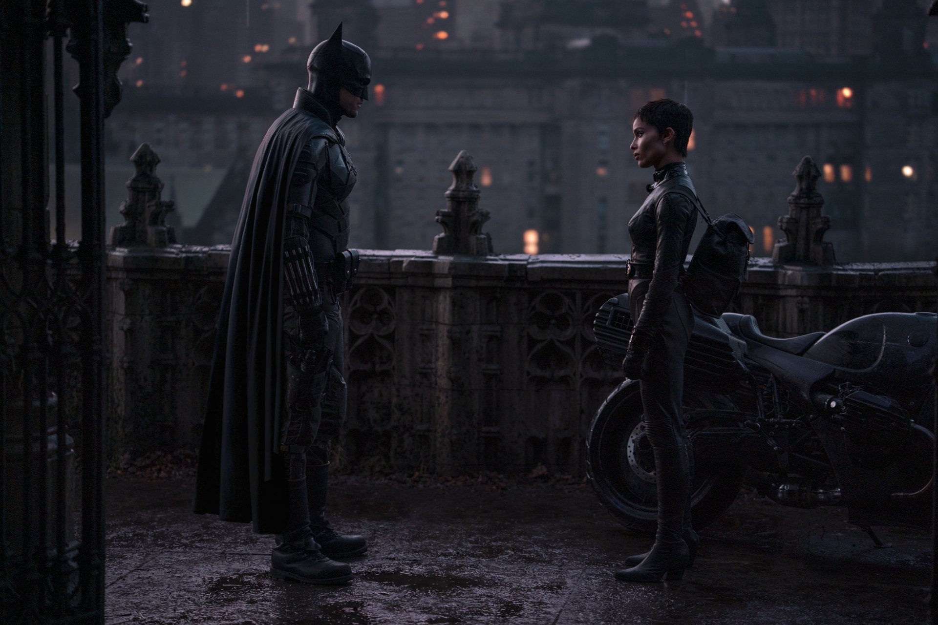 4K Ultra HD wallpaper featuring Batman (Robert Pattinson) and Catwoman (Zoë Kravitz) from the movie The Batman in a dark, atmospheric city setting.