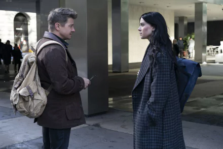 Hawkeye TV show 4K PC wallpaper: Kate Bishop and Clint Barton stand face-to-face in a dim urban plaza, both wearing coats and carrying backpacks.