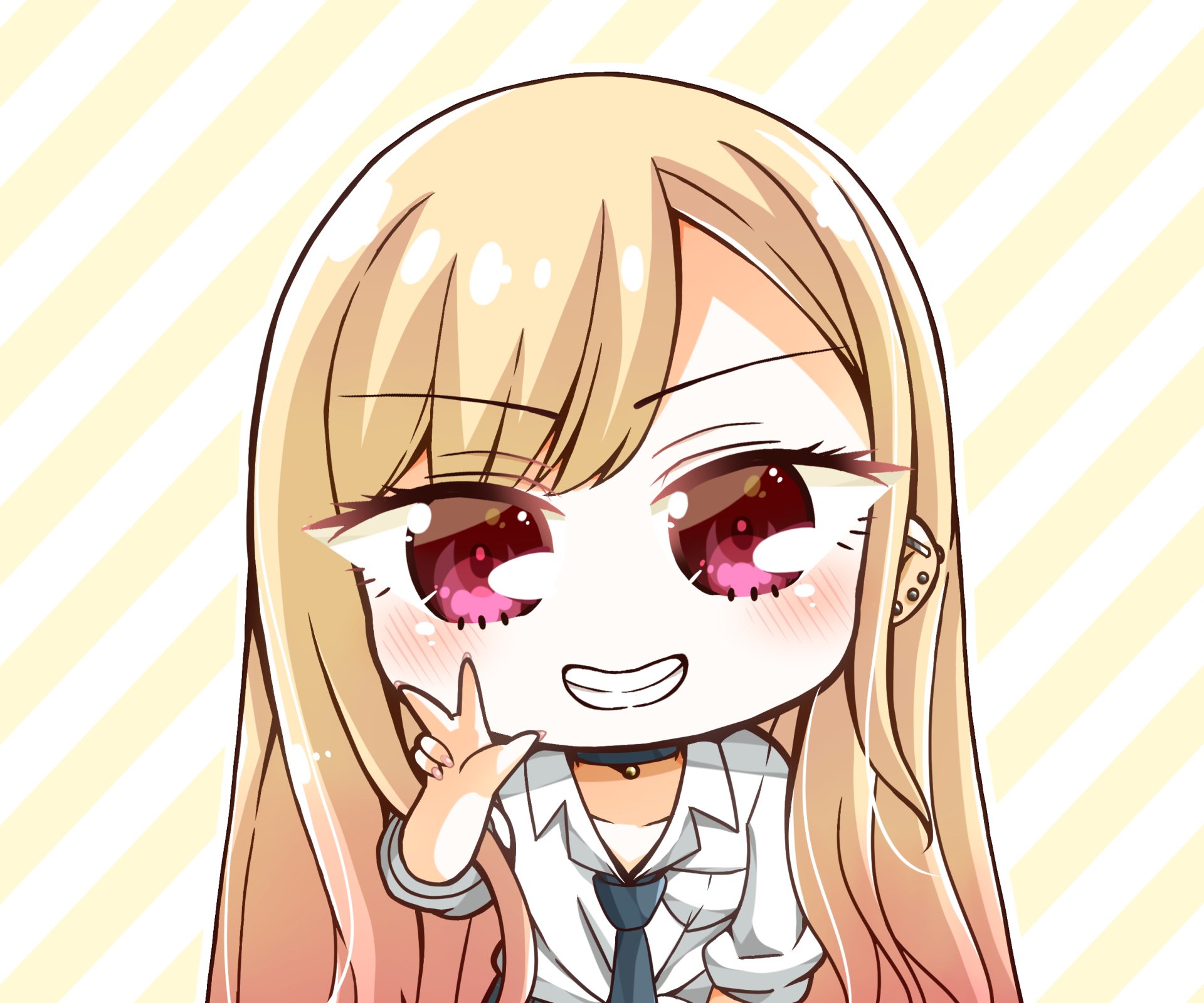 Chibi Marin Kitagawa from My Dress-Up Darling winks and flashes a peace sign, pink eyes and long blonde hair on a pale striped background — 2K Quad HD anime PC desktop wallpaper.