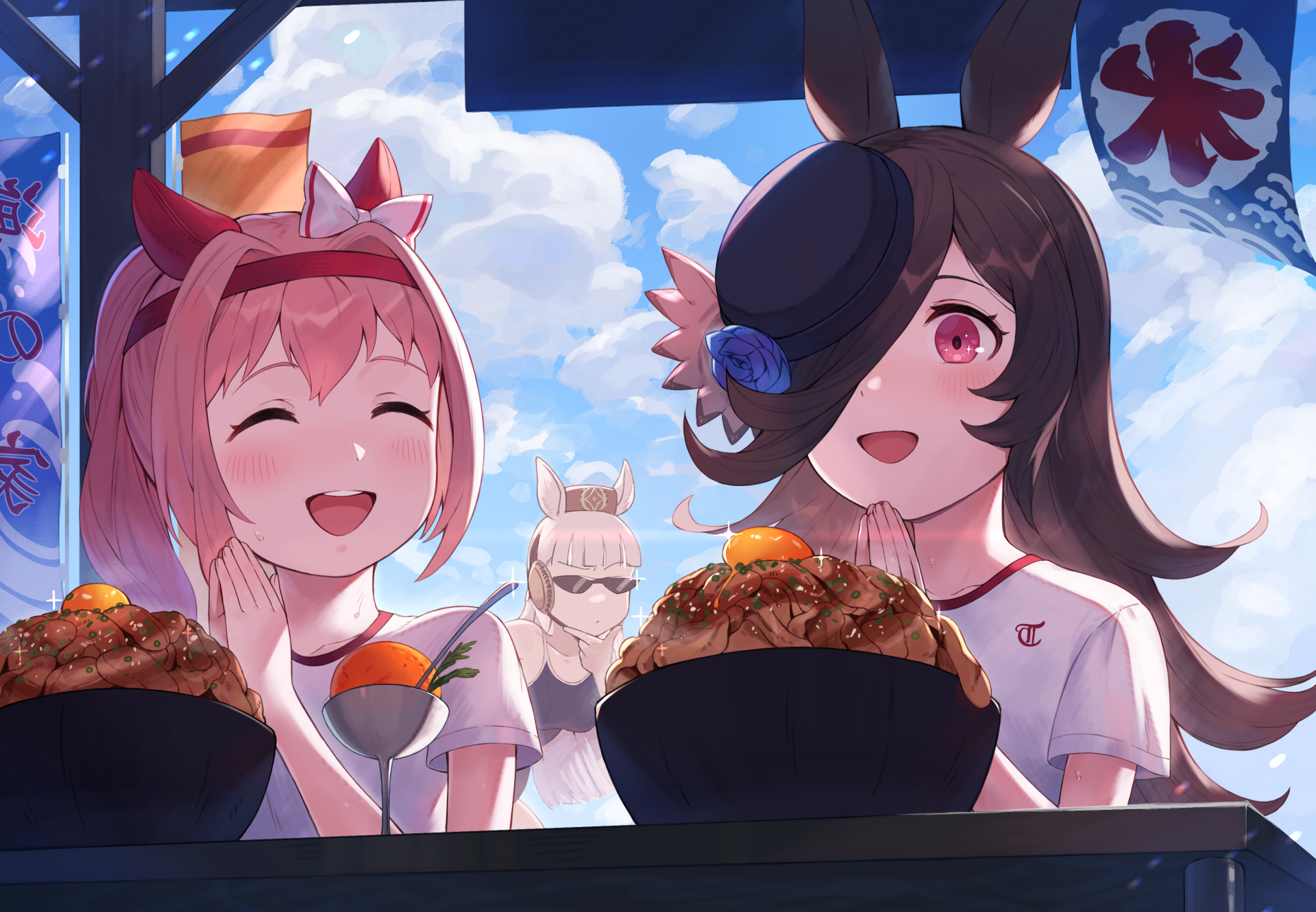 2K Quad HD desktop wallpaper of Uma Musume: Pretty Derby — Gold Ship, Rice Shower and Haru Urara laugh at a summer festival food stall, holding bowls against a bright blue sky.